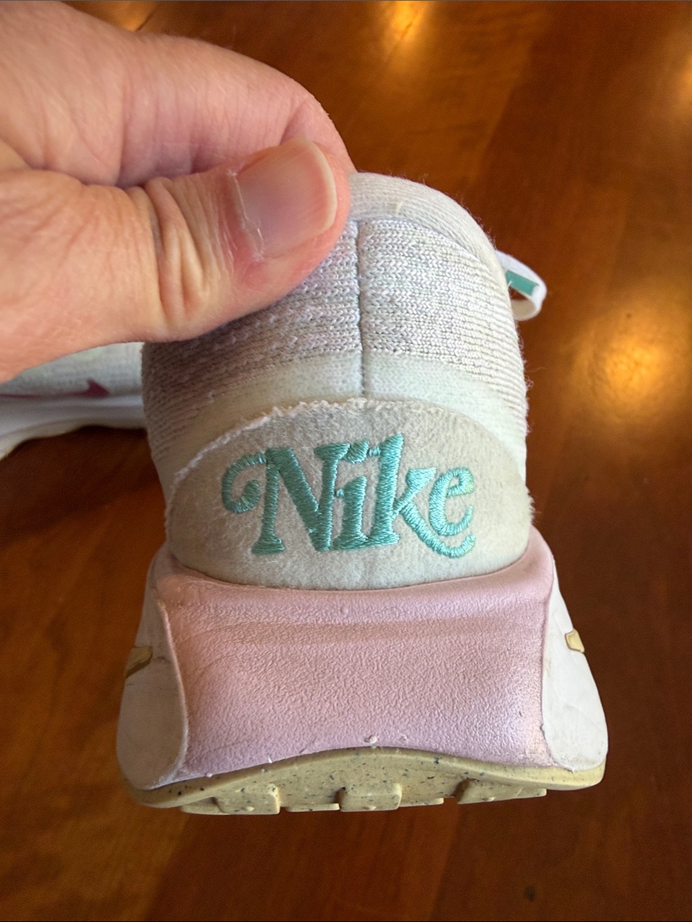 Womens size 6 Nike shoes - Picture 2 of 7